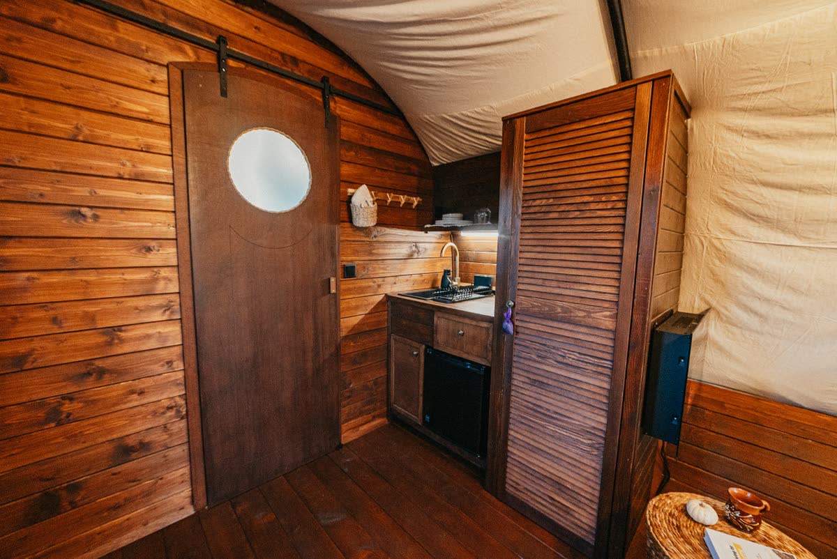 Minikonyha a glamping szekérben, munkalappal és tárolóval