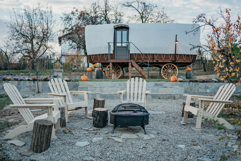 Die Terrasse des Glamping-Schäferwagens mit Gartenmöbeln