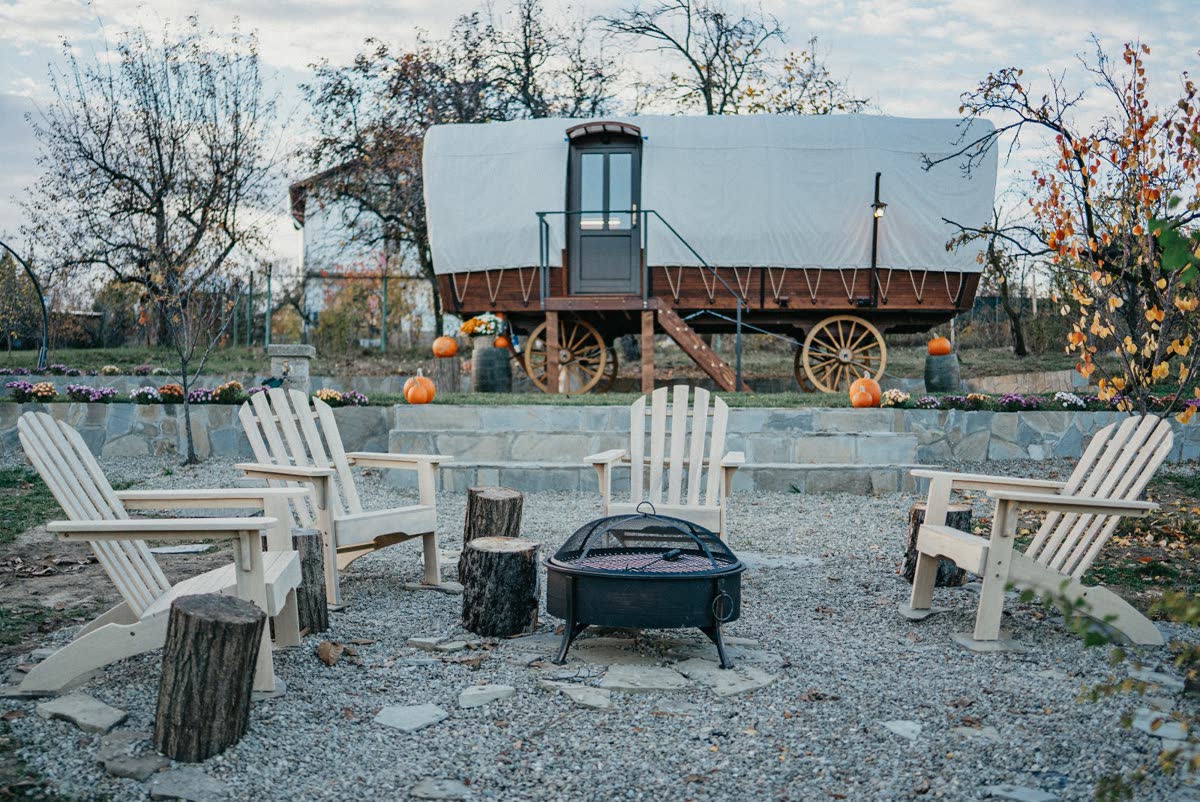 A glamping szekér terasza kültéri bútorokkal
